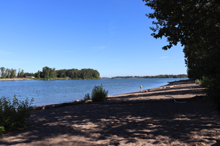 Public beach - Willamette River side of the park - soft surface - confluence of the Columbia and Willamette Rivers